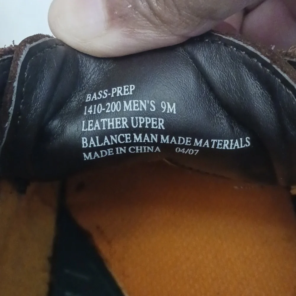 Bass size 9M men's brown upper leather shoes.